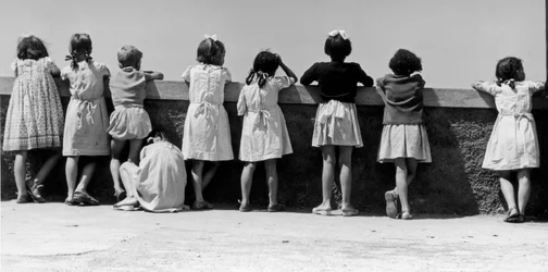 Groep kinderen leunend tegen een borstwering, Italië, ca. 1960 (gelatinezilverdruk)
