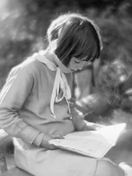 Meisje tijdens het lezen; Fotostudio