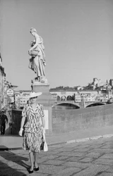 Model poseert op de Santa Trinita-brug in Florence tijdens een fotoshoot, 2-3 juni 1941