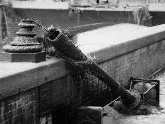 Straatlantaarn afgebroken door de kracht van het overstromingswater in Florence, november 1966 (z/w foto)