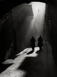 Twee mannen lopen in een typisch straatje in Florence