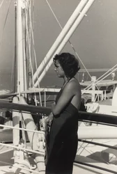 Vrouw aan boord van het cruiseschip 