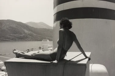 Vrouw aan boord van het cruiseschip 
