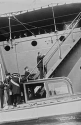 Album "Duce": Benito Mussolini in burgerkleding op de ladder van het schip Real Ferruccio in de haven van Gaeta