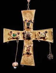 Torredonjimeno kruis (metaal ingelegd met edelstenen en bloemmotieven, 6e-7e eeuw)