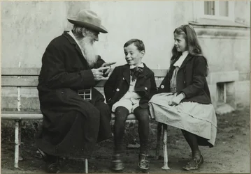 Leo Tolstoj met zijn kleinkinderen Leo en Sofia, 1909