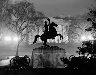 Andrew Jackson Monument in Lafayette Square, Witte Huis op de achtergrond, Washington bij nacht