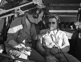 Army Air Corps bemanning in een B-17 delen sigaretten tijdens training op MacDill Field in WWII