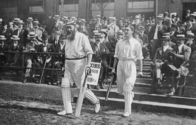 Dr WG Grace, Engelse cricketspeler, loopt naar het slagveld, c1899