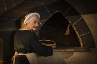 Historische re-enactment: Dienstmeisje stopt cake in oven van kasteelkeuken