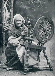 Een oude Ierse vrouw bij haar spinnewiel, 1912