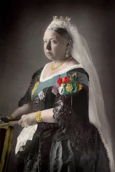 Koningin Victoria (1819-1901) van het Verenigd Koninkrijk. Fotografie door W. en D. Downey, uit "The Cabinet Portrait Gallery" Engeland