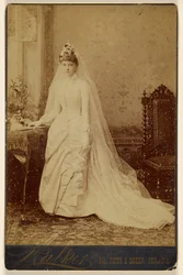 [Ongeïdentificeerde vrouw in bruidsjurk, staand].