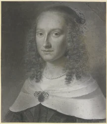 Busteportret van een dame met lange krullen en een witte omslagdoek, vastgehouden door een agrafe