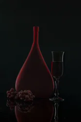 Elegant stilleven met rode wijn