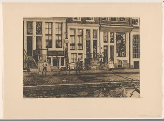 Gezicht op huizen aan de Oude Waal in Amsterdam