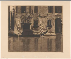 Gondel met opbouw in het Canal Grande in Venetië