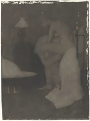 Naakte vrouw, zittend op de rand van het bed
