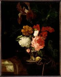 Een roos, een iris, seringen en andere bloemen in een zilveren vaas met een slak en een vlinder op een gedrapeerde rand