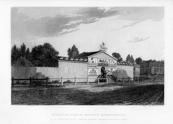 Buitenaanzicht van Astleys Amphitheatre in Londen zoals het verscheen in 1777
