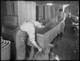Het aanpassen van de zijkanten en de bodem van de schaal van een houten kist, Oneida, New York, 3 april 1916