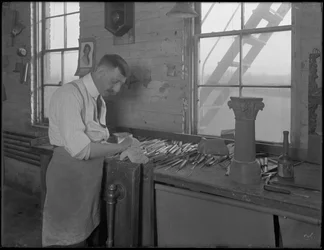 Houtsnijder die werkt aan kistornamenten, Oneida, New York, 3 april 1916