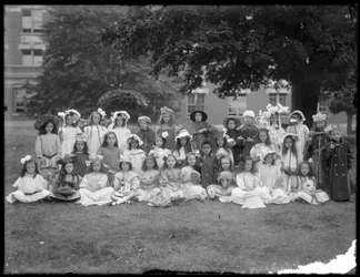 Groepsportret van kinderen uit het Rooms-Katholieke Weeshuis, Kingsbridge, Bronx, in kostuum voor een Moeder de Gans-feest, ca.1910