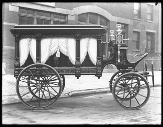 Paard-en-wagen lijkwagen van F.S. York, geparkeerd op W. 145th Street (of E. 145th Street), New York City, 1 december 1914