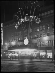 Verlichte tent voor het Rialto Theater, New York City, 6 januari 1917