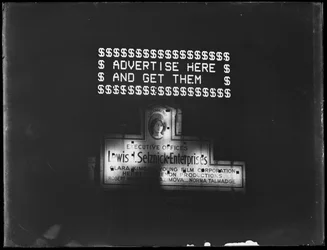 Verlicht reclamebord en schijnwerperbord voor Selznick Enterprises, New York City, januari 1917