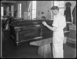 Inspectie van een kist, Oneida, New York, 3 april 1916