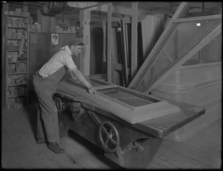 Het voegen van de ogee van een houten kist, Oneida, New York, 3 april 1916