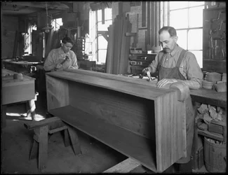 Het spijkeren van de basis van een houten kist, Oneida, New York, 3 april 1916