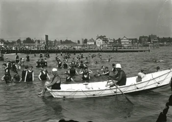 Roeiboot en zwemmers in het water, Coney Island, c.1910-21