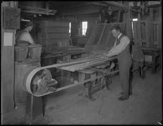 Schuren van lijsten bedoeld voor houten kisten, Oneida, New York, 3 april 1916