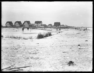 Tweede helft van een panoramisch uitzicht op kavels aan zee en het strand, Belle Harbor, Queens, 11 juli 1915