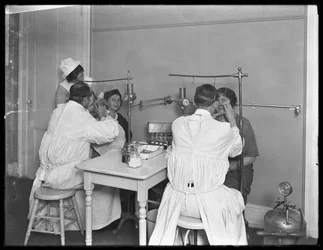 Twee patiënten worden onderzocht, Onderzoekskamer #2, Seton Hospital, Spuyten Duyvil, Bronx, 30 oktober 1914