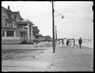Uitzicht langs de Boardwalk vanaf Beach 125th Street, Belle Harbor, Queens, 11 juli 1915