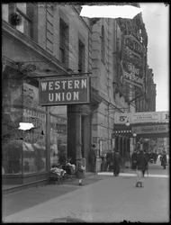 Western Union kantoorbord op W. 125th Street en St. Nicholas Avenue, New York City, 28 april 1916