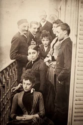 De familie Claudel, Jessie Lipscomb, Ferdinand de Massary en zijn vader op het balkon van het appartement aan boulevard de Port Royal 31. (Op de voorgrond: Louise (geb. 1866), achter haar Madame Claudel (geb. Louise Athanaise Brains in 1840) en Camille