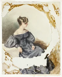 Zittende vrouw in zwarte jurk