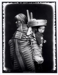Navaho vrouw met een kind op haar rug, c.1914