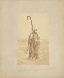 Powder Face, oorlogshoofd van de Arapahoes, [in oorlogskleding].