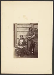 Zonen van het Arapaho-opperhoofd, Little Raven [Kleine Beer en Schild, waarschijnlijk in Kamp Bevoorrading].