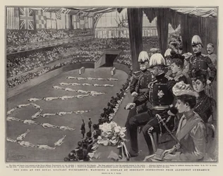 De Koning bij het Koninklijk Militair Toernooi, kijkend naar een show door Sergeant Instructeurs van Aldershot Gymnasium