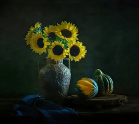 Stemmige zonnebloemen en kalebassen