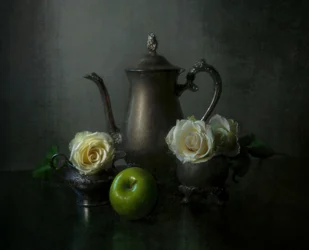 Zilveren theepot met witte rozen