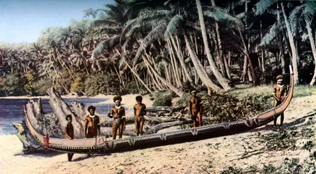Inheems kano op een met palmen omzoomd strand, Solomon Eilanden