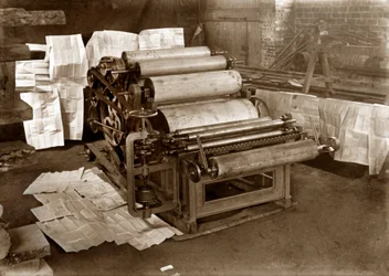 Een drukpers: rotatiepers voor kranten, circa 1900 (zwart-wit foto)