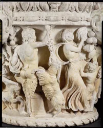 Gesneden zuilkapiteel dat Pan afbeeldt die een steigerende geit plaagt met een tros druiven en een maenade die de maat slaat met een tamboerijn, Italiaans, uit Rome, ca. 180-220 (detail)